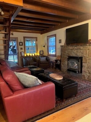 Smart-TV, peis, DVD-spiller og bordtennis