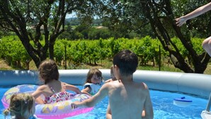 Una piscina con flotadores y una persona en el agua.