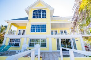 Exterior - Cayman Snuggle Beach - 1 OR 2 Bedrooms right on the Beach! (East End)