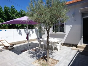 Outdoor dining - House for 6 pers. very close to the sea and shops (Agde)