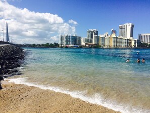 Perto da praia, espreguiçadeiras, toalhas de praia