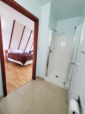 3 bedrooms, iron/ironing board, free WiFi, bed sheets - A frame vacation house newport beach access hot tub (Newport)