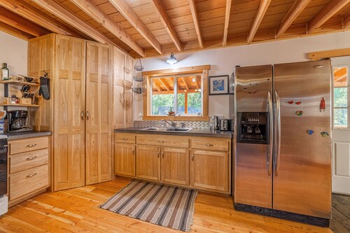 Glacier National Park-cozy, rustic home w/ hot tub, just 6 minutes to the park