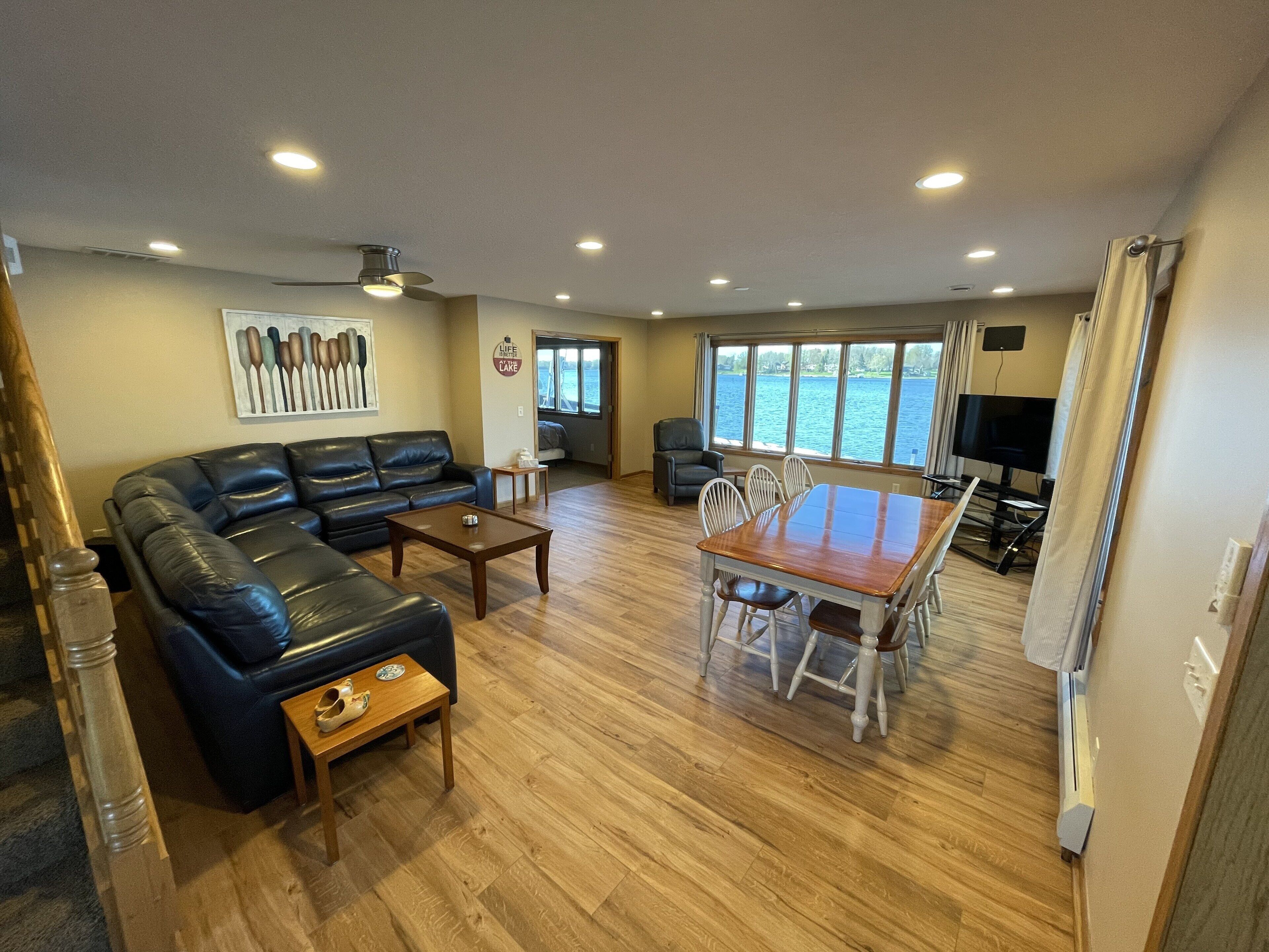 Älytelevisio, takka, DVD-soitin, pöytäjalkapallopöytä