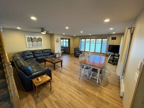 Smart TV, chimenea, reproductor de DVD y futbolito 