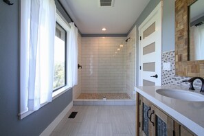 Shower, hair dryer, towels, soap - Wooded Restful Retreat, with broad scenic views, outdoor dining (Healdsburg)