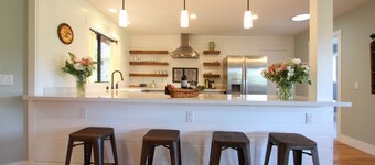 Wooded Restful Retreat, with broad scenic views, outdoor dining