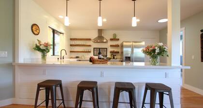 Wooded Restful Retreat, with broad scenic views, outdoor dining