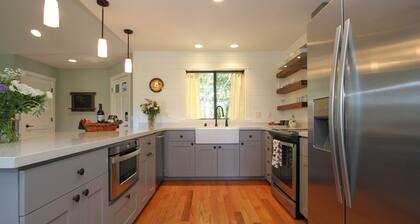 Wooded Restful Retreat, with broad scenic views, outdoor dining