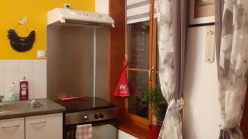 Een koelkast, een microgolfoven, een oven, een kookplaat