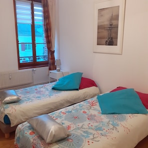 2 chambres, fer et planche à repasser, Wi-Fi gratuit, draps fournis