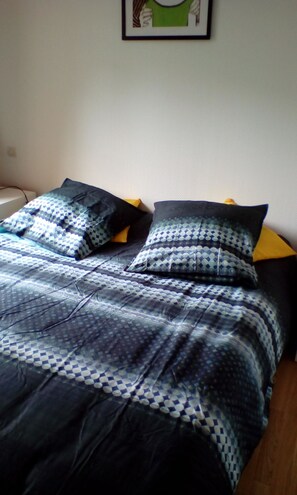 2 bedrooms, iron/ironing board, free WiFi, bed sheets - Apartment with parking in the medieval city, 100 m from the quay, shops. (Saint-Valery-Sur-Somme)