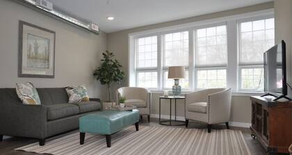Monogram Luxury Condo-Lakeside (Suite #3)