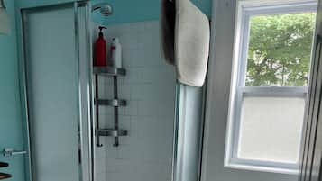 Baignoire, sèche-cheveux, serviettes fournies, papier toilette