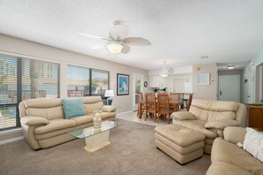 Fernseher, DVD-Player, Bücher, Videothek