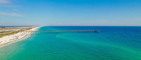 Nära stranden och solstolar