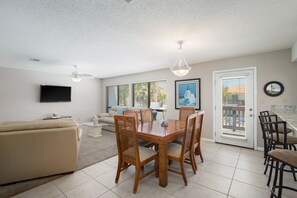 Een televisie, een dvd-speler, boeken en een filmbibliotheek