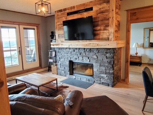 Best ski-in/out, Fully Renovated, Infinity Pool, Hot-Tub, 2 Car Heated Parking