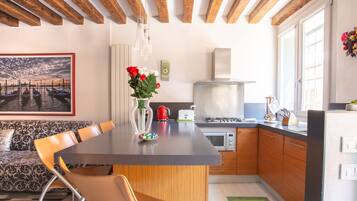 Frigorifero, microonde, piano cottura, lavastoviglie