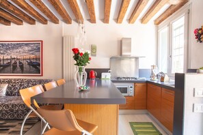 Frigorifero, microonde, piano cottura, lavastoviglie