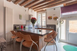 Frigorifero, microonde, piano cottura, lavastoviglie