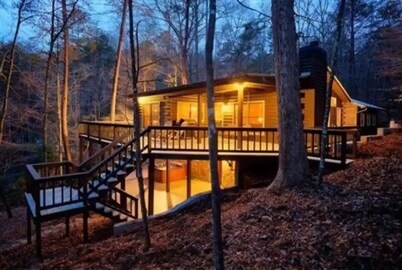 LAKEFRONT, MTN VIEW, HOT TUB, POOL TABLE, FIREPIT, PROJECTOR, DOGS OK, 3BD AVAIL