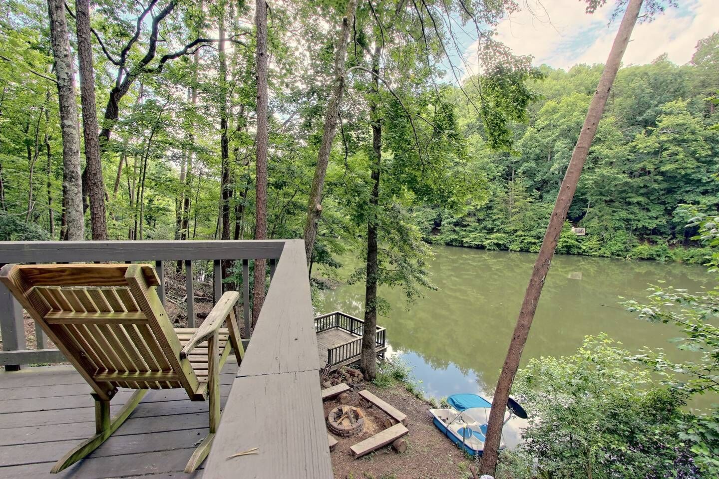 LAKEFRONT, MTN VIEW, HOT TUB, POOL TABLE, FIREPIT, PROJECTOR, DOGS OK, 3BD AVAIL