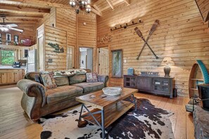 Smart TV, fireplace, DVD player, table tennis - LAKEFRONT, MTN VIEW, HOT TUB, POOL TABLE, FIREPIT, PROJECTOR, DOGS OK, 3BD AVAIL (Blue Ridge)
