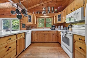 Fridge, microwave, oven, stovetop - LAKEFRONT, MTN VIEW, HOT TUB, POOL TABLE, FIREPIT, PROJECTOR, DOGS OK, 3BD AVAIL (Blue Ridge)