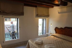 2 bedrooms, iron/ironing board, WiFi, bed sheets - Charming, views Of Canals, Gondolas, Church Of The Miracoli (Venezia)