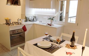 Fridge, oven, stovetop, coffee/tea maker