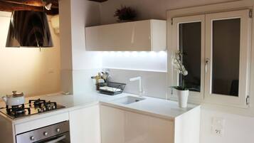 Fridge, oven, stovetop, coffee/tea maker