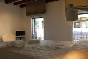 2 bedrooms, iron/ironing board, WiFi, bed sheets - Charming, views Of Canals, Gondolas, Church Of The Miracoli (Venezia)