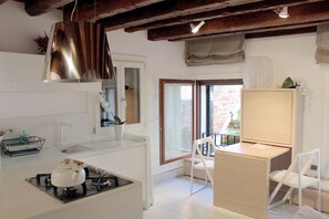 Frigorífico, horno, placa de cocina y cafetera o tetera