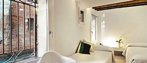 2 habitaciones, tabla de planchar con plancha, wifi y ropa de cama