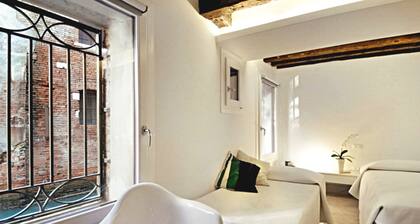 Charming, views Of Canals, Gondolas, Church Of The Miracoli