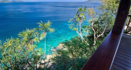 Fun luxury water front w/ dock & free wifi on private 8 acre peninsular estate