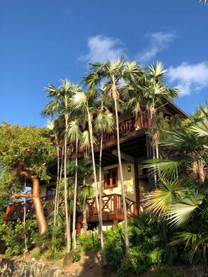 Exterior - Fun luxury water front w/ dock & free wifi on private 8 acre peninsular estate (West End)