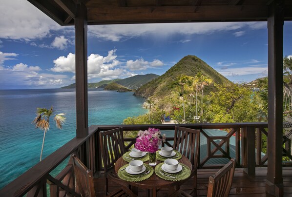 Outdoor dining - Fun luxury water front w/ dock & free wifi on private 8 acre peninsular estate (West End)