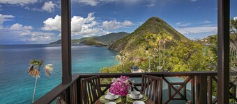 Fun luxury water front w/ dock & free wifi on private 8 acre peninsular estate 