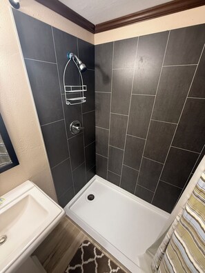Ensemble douche/baignoire, serviettes fournies, savon, papier toilette