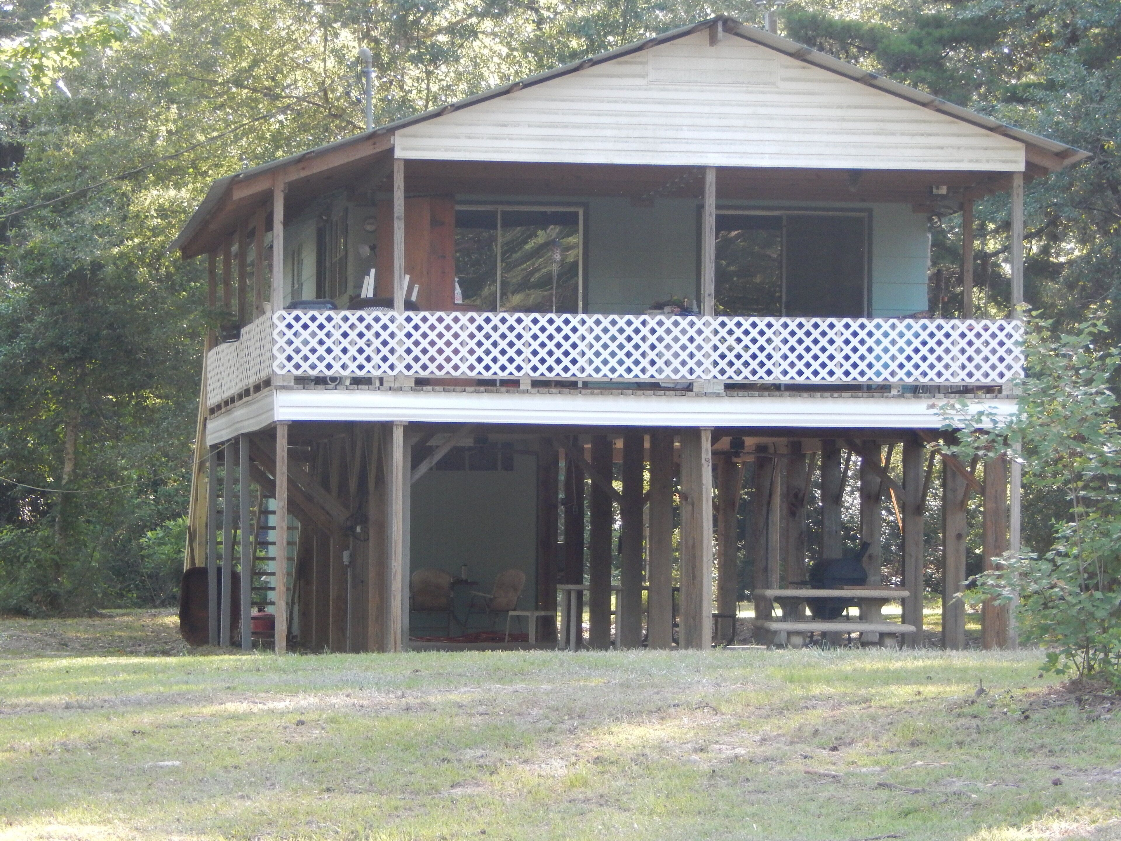 Wendel's Place is located overlooking beautiful Red Creek. Tranquil location 