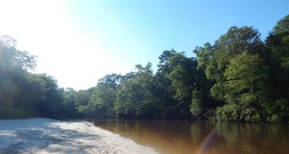 Wendell’s Place on Red Creek - Uncle Ralph’s Cabin Rentals - PRIVATE BEACH