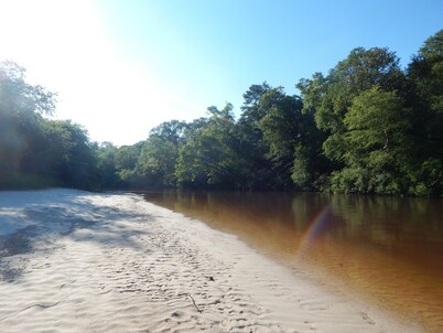 Wendell’s Place on Red Creek - Uncle Ralph’s Cabin Rentals - PRIVATE BEACH