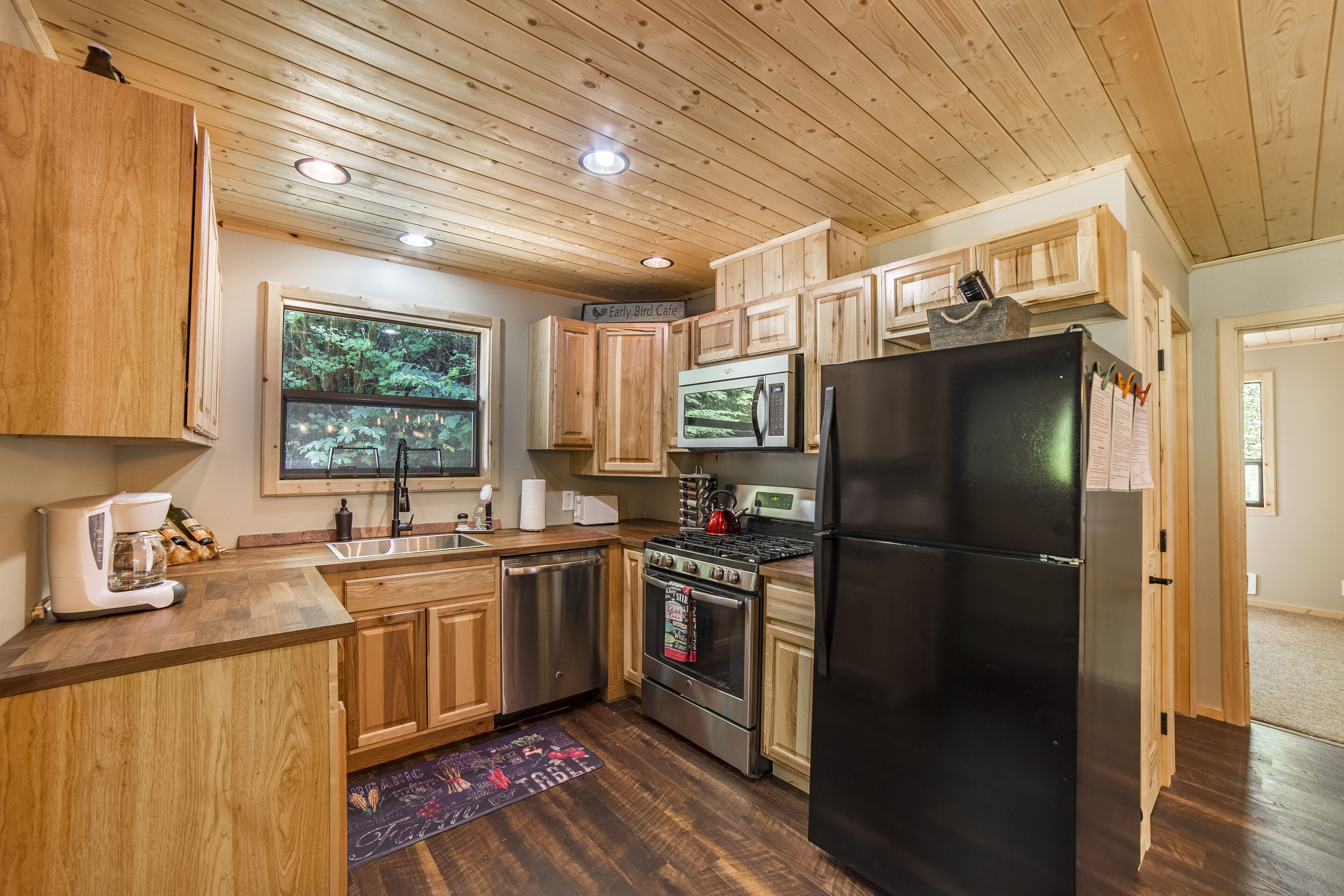 Frigorifero, microonde, forno, piano cottura