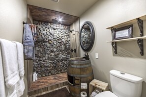 Combined shower/bathtub, hair dryer, towels, soap