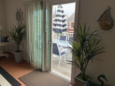 5BR 3B just 1 block to the boardwalk, beach, water, and theme park! Sleeps 12-14