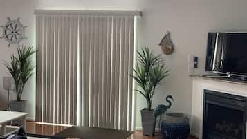 Een smart-tv, een open haard en een dvd-speler