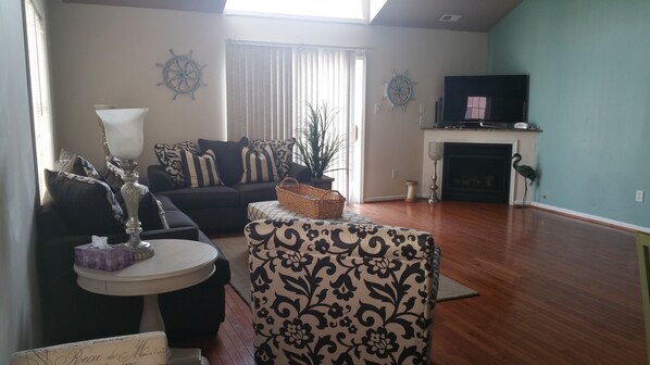 Smart TV, fireplace, DVD player