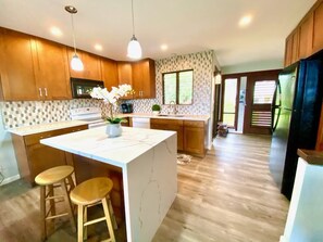 冷蔵庫、電子レンジ、オーブン、コンロ